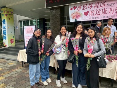 114-05-07感恩母親節贈花活動(07)