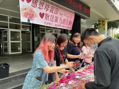 113-05-08感恩母親節贈花活動(07)